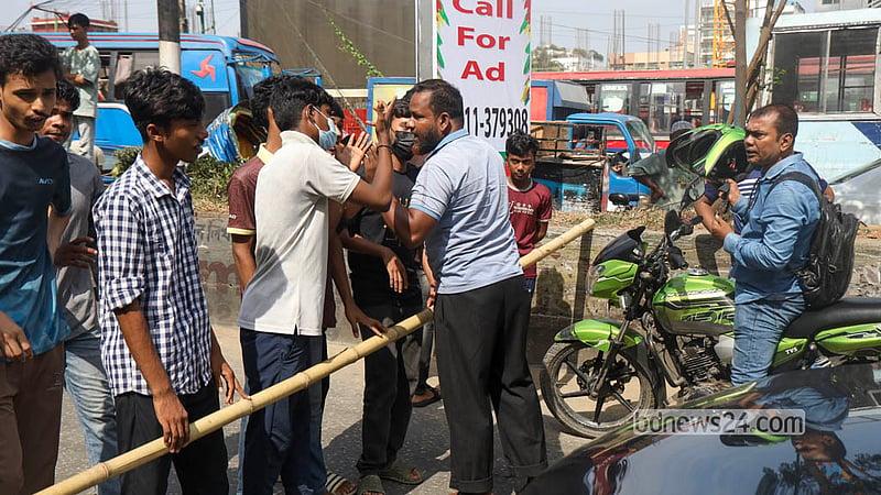 রাজধানীর মিরপুর-১০ নম্বর গোলচত্বর এলাকায় সর্বনিম্ন মাসিক বেতন ৩০ হাজার টাকা করার দাবিতে বিক্ষোভের সময় পোশাক শ্রমিকরা সড়কে গাড়ি আটকে দেন। ছবি: শামছুল হক রিপন