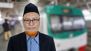 মেট্রোরেলে প্রবীণের মৃত্যু: একটু বসার জায়গা ছাড়েনি কেউ