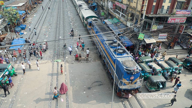 রেললাইন ঘেঁষে পার্কিং করে রাখা সিএনজিচালিত অটোরিকশা; একটু অসতর্কতায় ঘটতে পারে দুর্ঘটনা। রাজধানীর জুরাইন এলাকার এ চিত্র প্রতিদিনের।&amp;nbsp; ছবি: আব্দুল্লাহ আল মমীন
