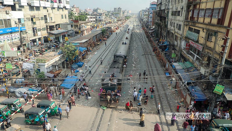 রাজধানীর জুরাইন এলাকায় দখলমুক্ত রেললাইনে চলাচল করছে ট্রেন। দুদিন আগেও এই রেললাইনের দুই পাশে ছিল শত শত অবৈধ দোকান।&amp;nbsp; ছবি: আব্দুল্লাহ আল মমীন
