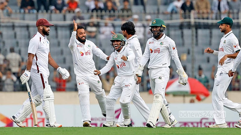 শের-ই-বাংলা জাতীয় ক্রিকেট স্টেডিয়ামে ওয়েস্ট ইন্ডিজের ব্যাটারকে আউট করার পর বাংলাদেশের খেলোয়াড়দের উদযাপন। ছবি : শামছুল হক রিপন