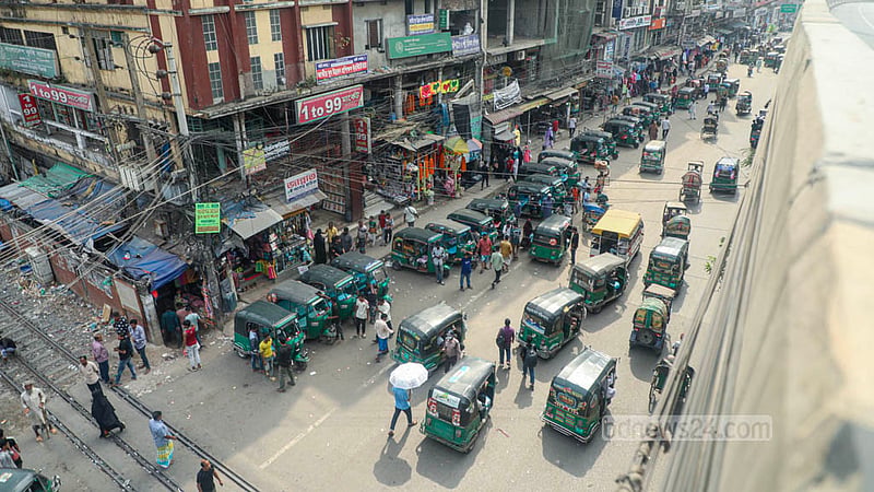 রাজধানীর জুরাইন এলাকায় সড়কের ওপর বসা অবৈধ দোকান বুধবার উচ্ছেদ করে ডিএসসিসি। পরদিন সেই স্থান চলে যায় সিএনজি চালকদের দখলে।&amp;nbsp;&amp;nbsp; ছবি: আব্দুল্লাহ আল মমীন