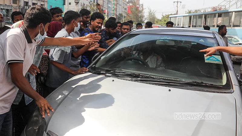 রাজধানীর মিরপুর-১০ নম্বর গোলচত্বর এলাকায় সর্বনিম্ন মাসিক বেতন ৩০ হাজার টাকা করার দাবিতে বিক্ষোভের সময় পোশাক শ্রমিকরা সড়কে গাড়ি আটকে দেন। ছবি: শামছুল হক রিপন