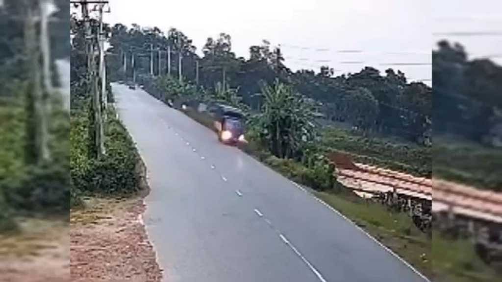 মায়ের সঙ্গে বেরিয়ে কভার্ড ভ্যানের ধাক্কায় প্রাণ গেল ২ শিশুর