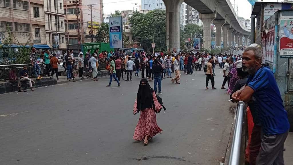 মিরপুরে ৬ ঘণ্টা পর সড়ক ছাড়ল অবরোধকারী শ্রমিকরা