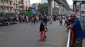 মিরপুরে ৬ ঘণ্টা পর সড়ক ছাড়ল অবরোধকারী শ্রমিকরা