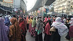 মিরপুরে পোশাক শ্রমিকদের সড়ক অবরোধ, যানজট