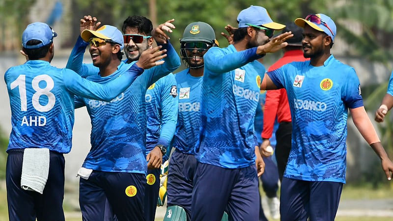 রোমাঞ্চ ছড়ানো ম্যাচে সাকিব-সোহানদের হারিয়ে আবার চ্যাম্পিয়ন আবাহনী