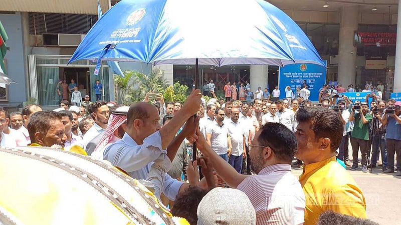 ‘হিট অফিসারের পরামর্শে’ রিকশা চালকদের ছাতা, পানির বোতল