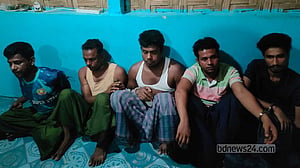 কক্সবাজারে অস্ত্র ও গুলিসহ ৫ রোহিঙ্গা আটক