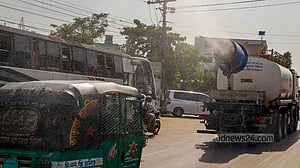 তপ্ত সড়কে নগর সংস্থার পানি