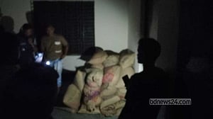 ফরিদপুরে ভিজিএফের ৩২ বস্তা চাল জব্দ, চেয়ারম্যানকে শোকজ
