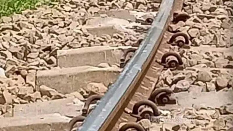 তীব্র গরমে গাজীপুরে বেঁকে গেছে রেললাইন, এক ঘণ্টা পর স্বাভাবিক