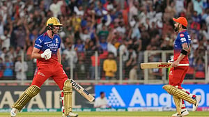 কোহলিকে দর্শক বানিয়ে ১০ ছক্কায় জ্যাকসের বিস্ফোরক সেঞ্চুরি