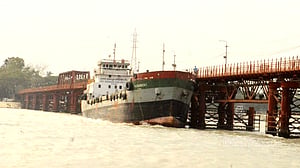 কালুরঘাট সেতুতে ধাক্কা খেয়ে আটকে গেছে জাহাজ