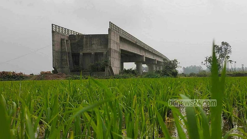 নেই সংযোগ সড়ক, কাজে আসছে না ৩৪ কোটি টাকার সেতু