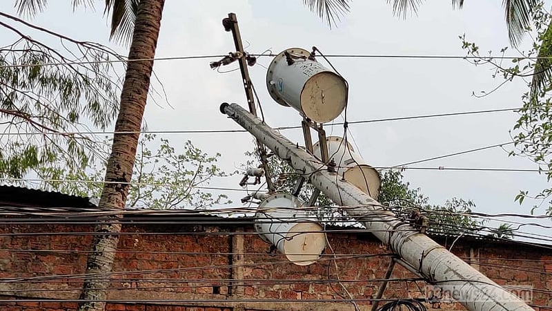 মৌলভীবাজারে ঝড়ে বিধ্বস্ত এলাকায় বিদ্যুৎ ফিরেছে