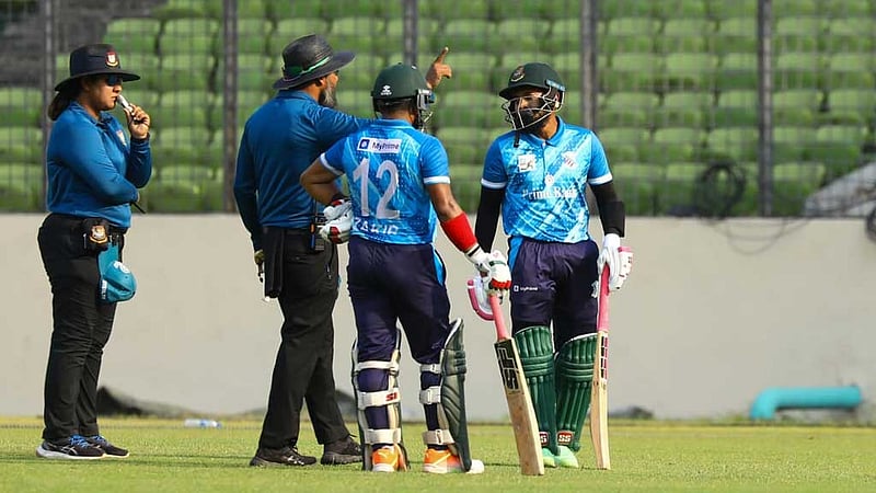 আসলেই কি নারী আম্পায়ারের পরিচালনায় খেলতে অনীহা ছিল ক্রিকেটারদের?