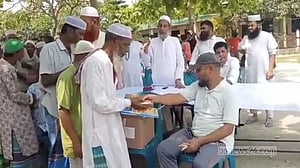 নরসিংদীতে প্রকাশ্যে লুঙ্গি-টাকা বিতরণ, প্রার্থীকে শোকজ