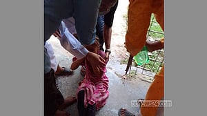 নোয়াখালীতে গরমে শ্রেণিকক্ষে অজ্ঞান হয়ে পড়ল মাদ্রাসাছাত্রী