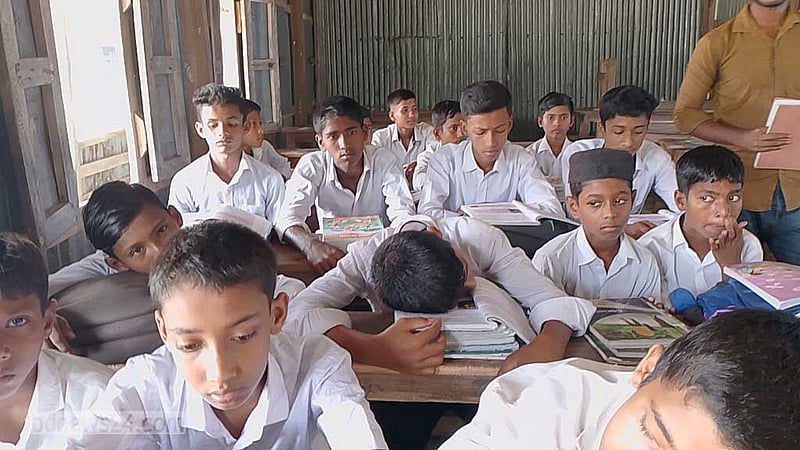 তীব্র গরমে নোয়াখালীতে শ্রেণিকক্ষে অসুস্থ ১০ শিক্ষক-শিক্ষার্থী