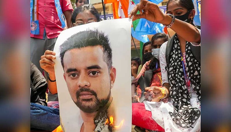 যৌন নিপীড়ন: দেব গৌড়ার নাতির হাজারো ভিডিও ফাঁস