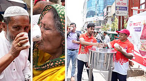 পথচারীদের বিনা মূল্যে শরবতে রুহ্ আফজা দিচ্ছে হামদর্দ