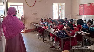 তীব্র গরমের মধ্যেই খুলল শিক্ষাপ্রতিষ্ঠান