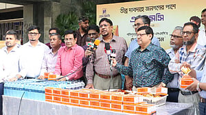 পথচারীদের পানি ও খাবার স্যালাইন দিল এসএমসি