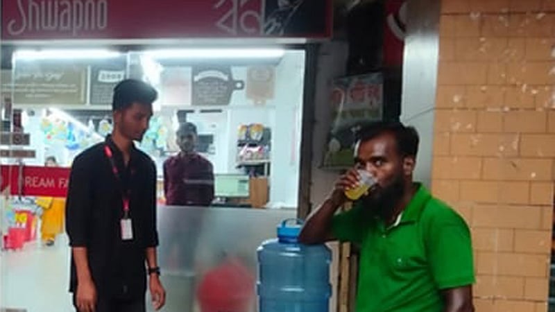 তীব্র গরমে শ্রমজীবীদের শরবত পান করাল ‘স্বপ্ন’