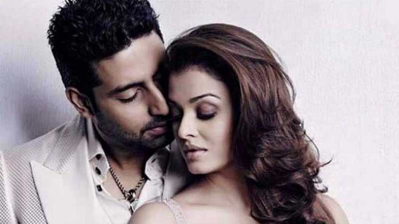 বিয়ে ‘টিকে আছে’, আঙুলের আংটি দেখালেন অভিষেক