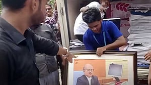 ভ্যানে সাবেক অ্যাটর্নি জেনারেলের ৩ হাজার কোটি টাকার চেক? যা জানা গেল