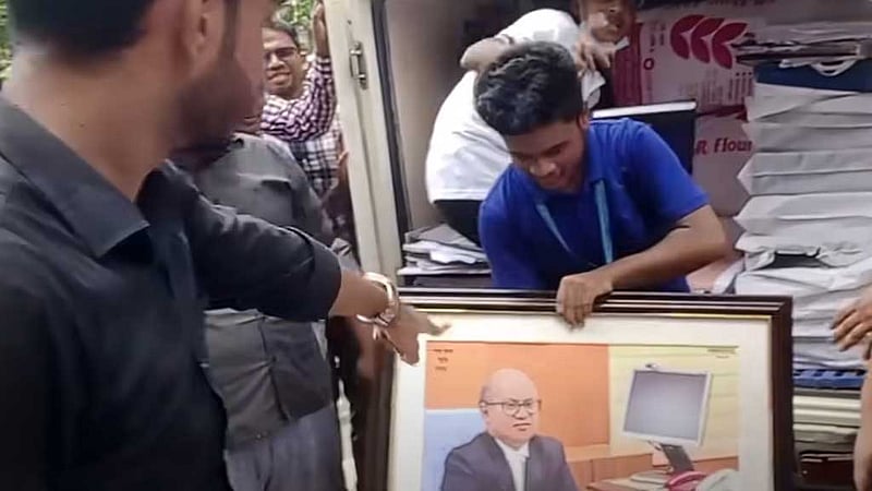 ভ্যানে সাবেক অ্যাটর্নি জেনারেলের ৩ হাজার কোটি টাকার চেক? যা জানা গেল