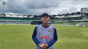 লাল-সবুজের স্বপ্নের পথে অনিকের ছুটে চলা