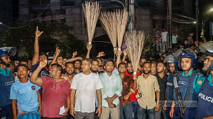 আদালতে সালমান-আনিসুলকে ঝাড়ু দেখিয়ে মিছিল, ডিম নিক্ষেপ
