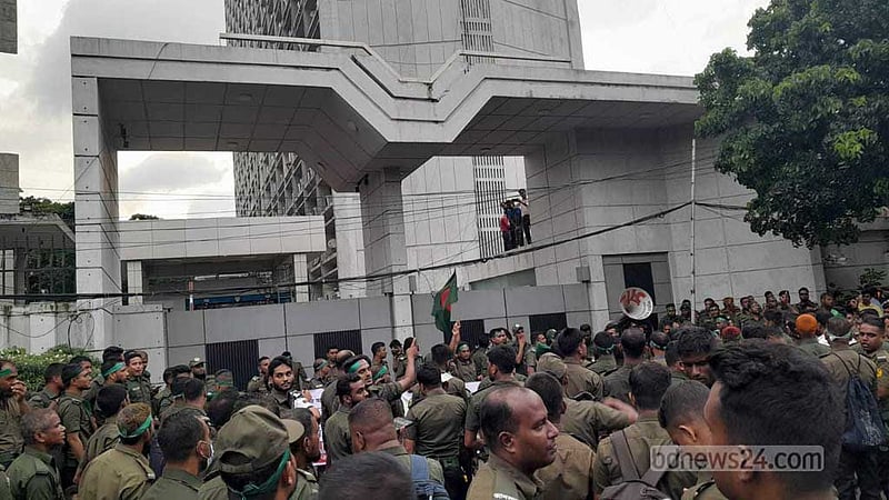 সচিবালয় ঘেরাও: কুমিল্লার ৯৬ আনসার সদস্যকে চাকরিচ্যুতির সুপারিশ