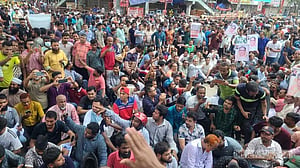 ‘অস্তিত্ব রক্ষায়’ সড়কে আওয়ামী লীগের অবস্থান