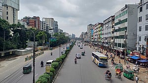 সকালে ঢাকায় গণপরিবহন কম, লোকসমাগমও নেই