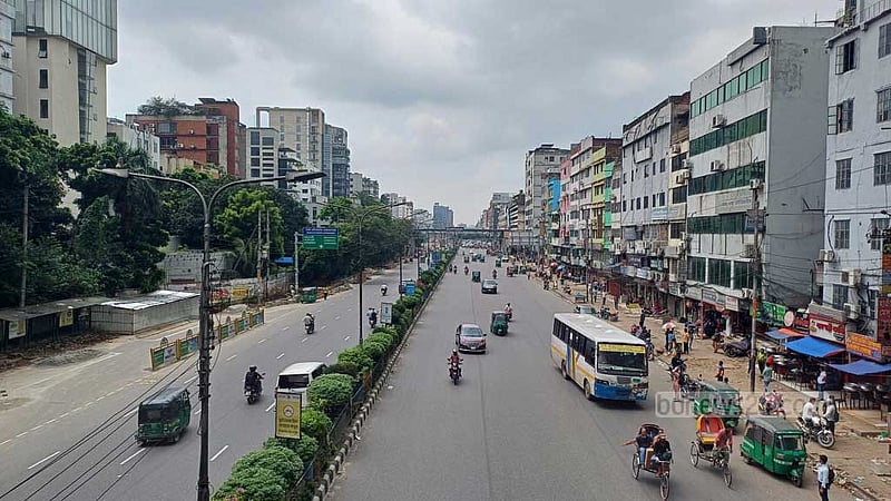 সকালে ঢাকায় গণপরিবহন কম, লোকসমাগমও নেই
