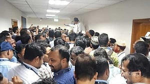 বিক্ষোভে উত্তাল বাংলাদেশ ব্যাংক, গভর্নরের পদত্যাগ দাবি