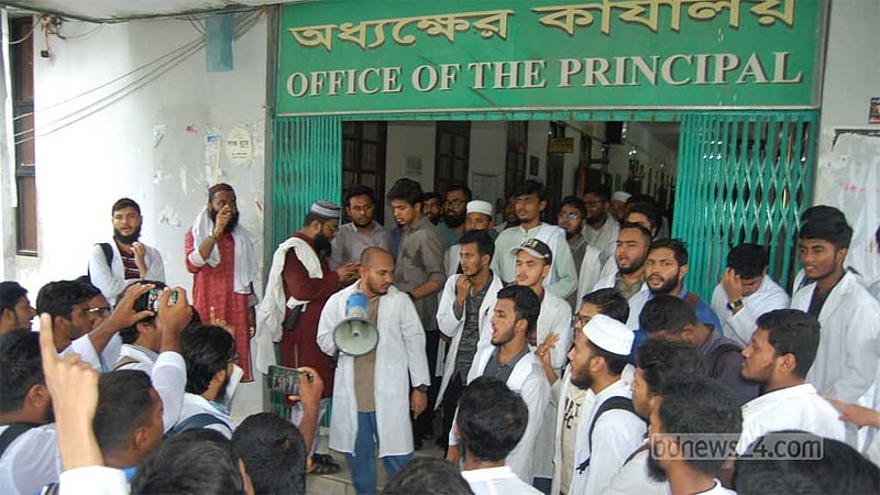 বরিশালে ছয়জনের ইন্টার্নি স্থগিত, ৬ চিকিৎসককে বদলির সুপারিশ