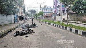 অসহযোগের মধ্যে বরিশালে দুই পক্ষের তাণ্ডব, নিহত ১