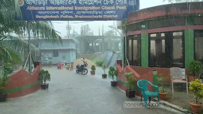 জলাবদ্ধতায় আখাউড়া স্থলবন্দরে যাত্রী পারাপার বন্ধ, আমদানি-রপ্তানি ব্যাহত