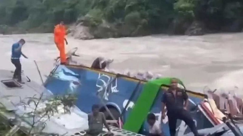 নেপালে বাস দুর্ঘটনায় মৃত বেড়ে ৪১