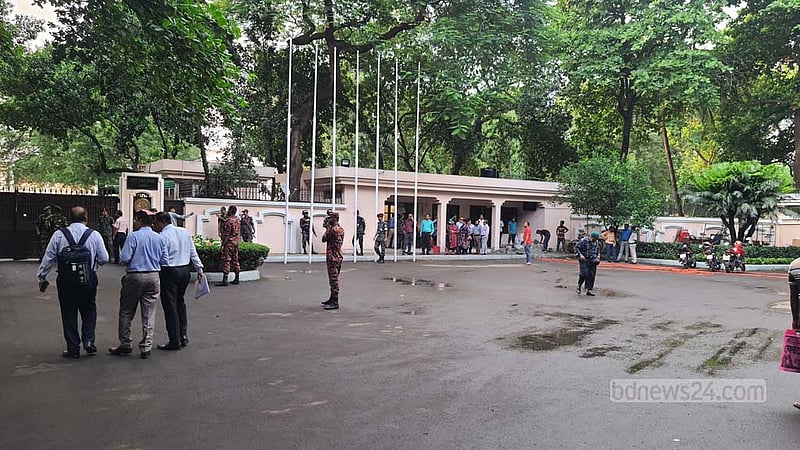 প্রথম বৈঠকে উপদেষ্টা পরিষদ, দাবি নিয়ে বাইরে বিক্ষোভ