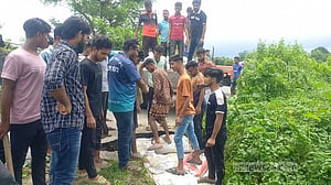 চাঁদপুরের মেঘনা ধনাগোদা বাঁধ মেরামত করছেন স্বেচ্ছাসেবীরা