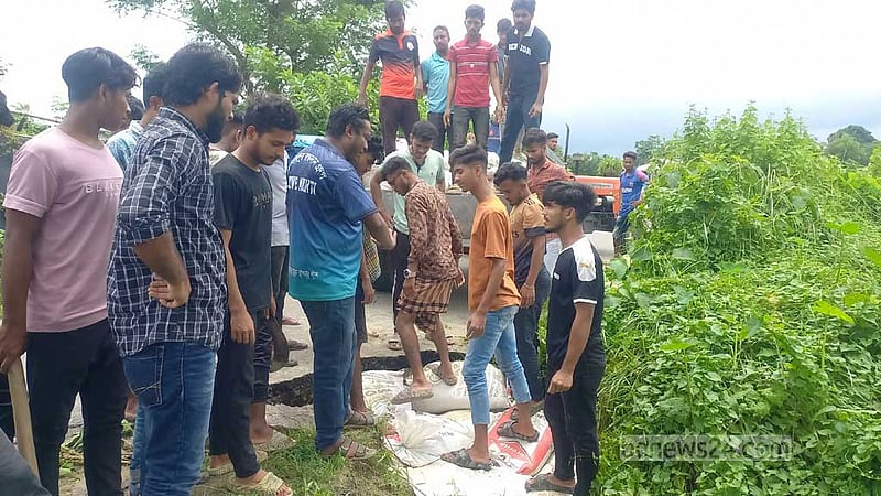 চাঁদপুরের মেঘনা ধনাগোদা বাঁধ মেরামত করছেন স্বেচ্ছাসেবীরা