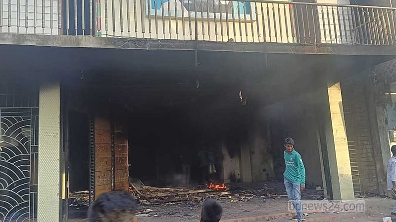 চুয়াডাঙ্গায় যুবলীগ নেতার বাড়িতে আগুন, ৪ মরদেহ