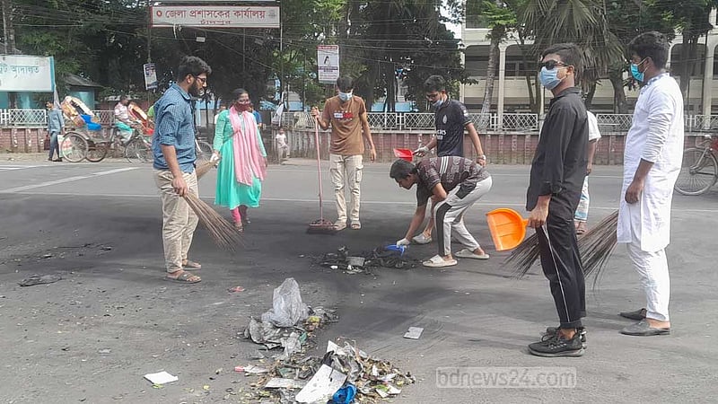 চাঁদপুরে ট্রাফিক নিয়ন্ত্রণ ও সড়ক পরিচ্ছন্নে শিক্ষার্থীরা