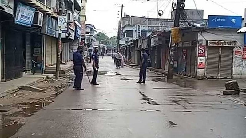 পালাতে গিয়ে সীমান্তে ধরা রাসিক কর্মকর্তা ও কাউন্সিলরসহ ৪ জন
